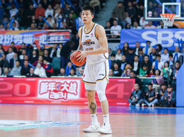 屋漏偏逢連夜雨！張鎮(zhèn)麟7中1僅得2分2板4助 末節(jié)受傷離場